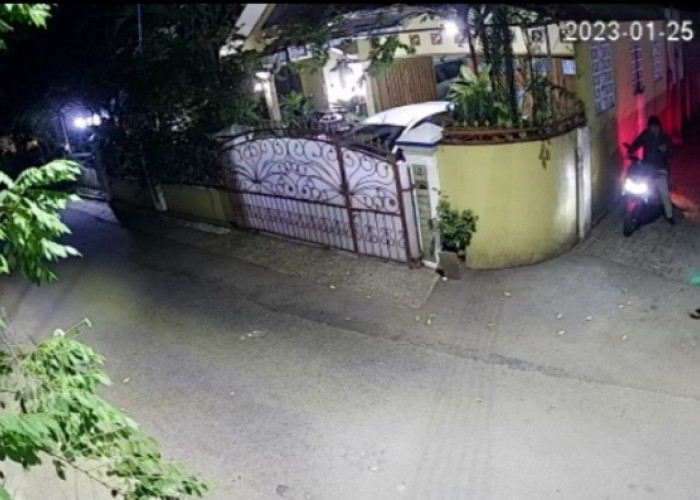 Pelempar Ular Kobra ke Rumah Wahidin Halim Terekam CCTV, Gunakan Motor Warna Merah 