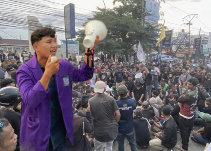 Mahasiswa Desak Kepgub Operasional Truk Dipertegas