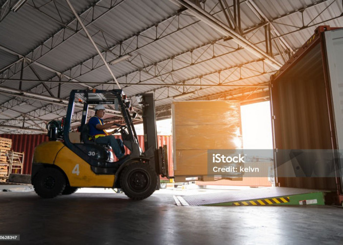 Panduan Memilih Forklift: Harga Forklift, Hand Forklift, dan Rental Forklift untuk Berbagai Industri