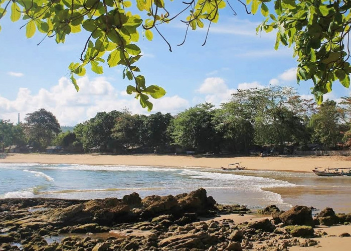 Pantai Pulomanuk Bayah, Wisata Instagramble yang Murah Meriah