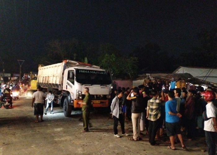 Truk Bermuatan Tanah Terguling di Dekat RSUD Banten, Dua Orang Tewas Tertimbun Tanah 