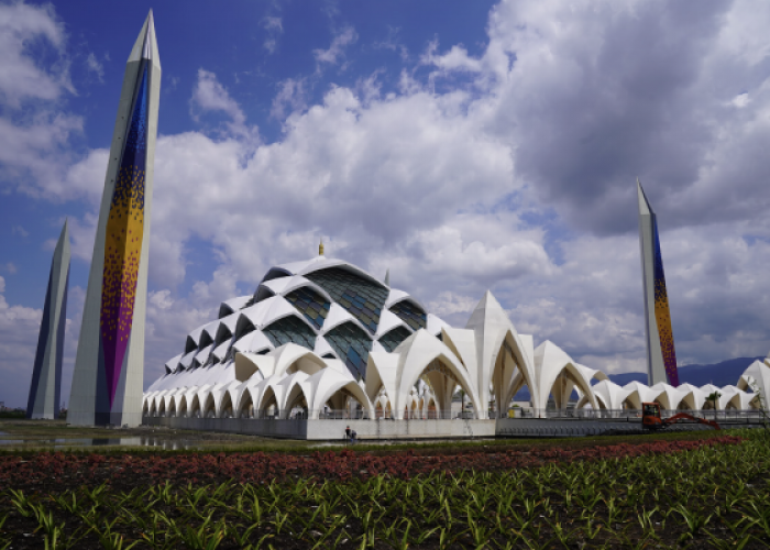 Wisata Religi ke 7 Masjid Indonesia yang Artsy Banget