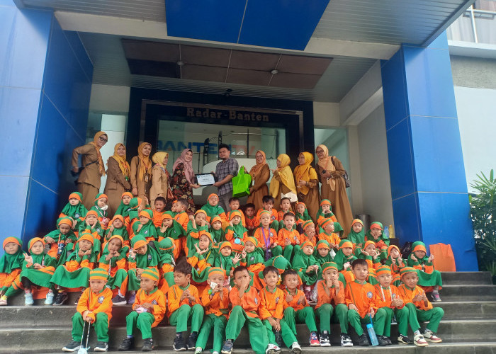 Kenalkan Media Koran pada Siswa, TK Mulya Insani Kunjungi Radar Banten