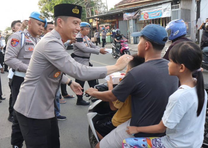 PLT Ketua PWI Cilegon Dampingi Kapolres Bagikan Takjil ke Warga Cilegon