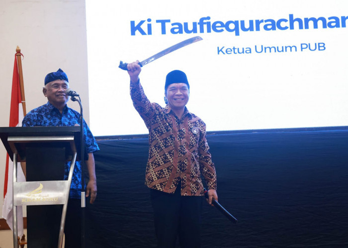 Pj Gubernur Al Muktabar Acungkan Golok di Acara Perkumpulan Urang Banten 