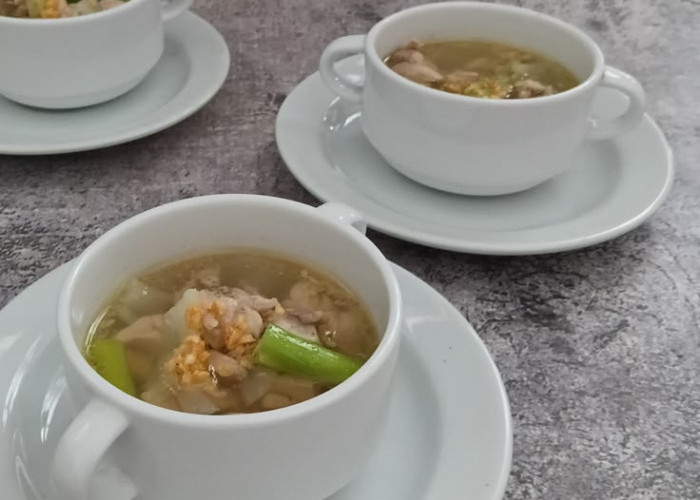 Menyandera Lidah Lewat Kesederhanaan, Inilah Rahasia Kuah Gurih Jernih Sup Ayam Hainan