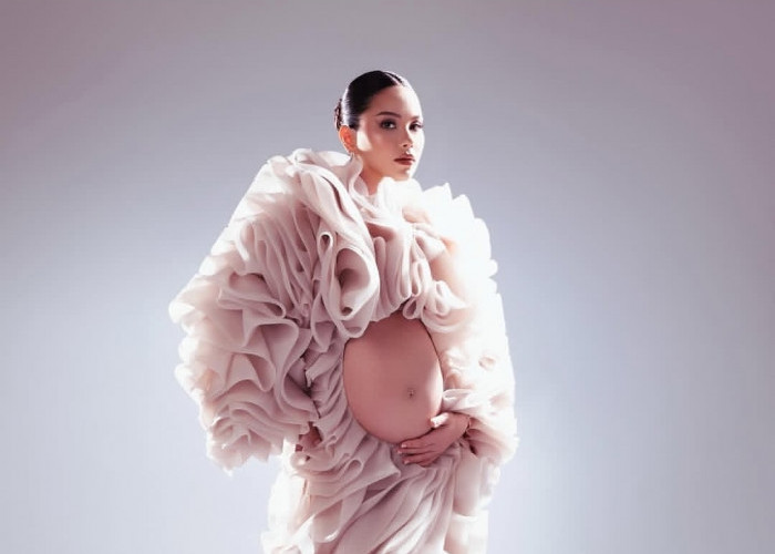 Alyssa Daguise Tampil Memukau di Maternity Shoot, Bukti Bumil Tetap Fashionable