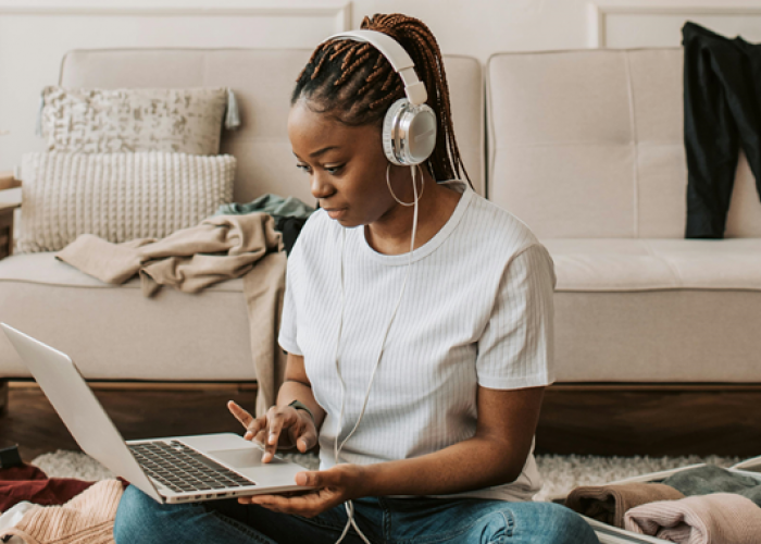 Selain Hilangkan Stres, Ini 5 Manfaat Mendengarkan Musik Sambil Bekerja