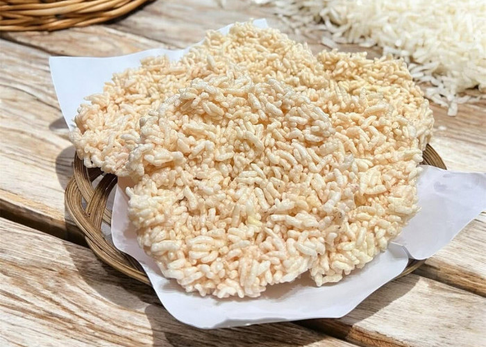 Renyahnya Rangginang Menes: Cemilan Legendaris yang Bikin Gak Bisa Berhenti Ngunyah