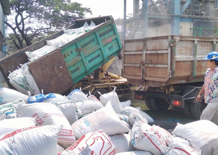 Perusahaan Daerah Pasok 37 Ton Bahan Bakar Jumputan Padat ke PLTU Labuan