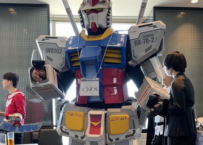 Nyentrik, Pria di Jepang Kondangan Pakai Kostum Gundam