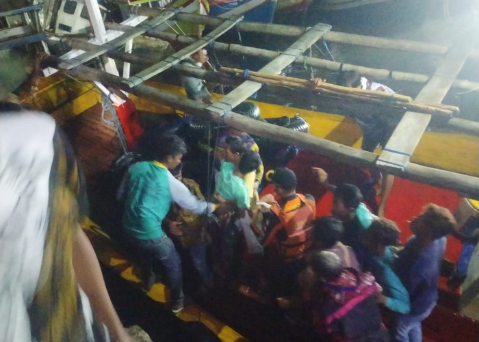 Kapal Nelayan Berpenumpang 16 Orang Terbalik Dihantam Ombak di Pulau Tinjil