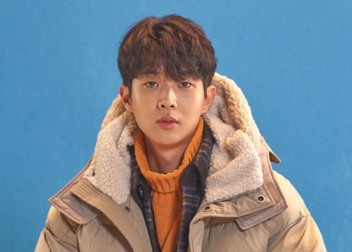 Choi Woo Shik Kabarkan Bintangi Drama Korea Baru Karya Penulis Our Beloved Summer, Woong Balik Lagi?