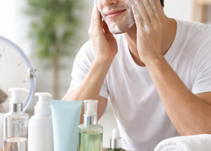 Cuci Muka Saja Tidak Cukup, Kebiasaan Perawatan Wajah Pria Ini Sering Diabaikan