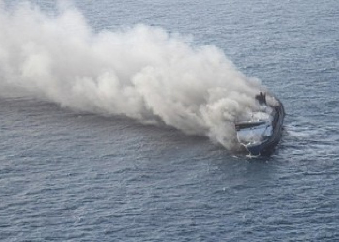 KMP Mutiara Sentosa II Diduga Karam Usai Terbakar di Perairan Sumenep