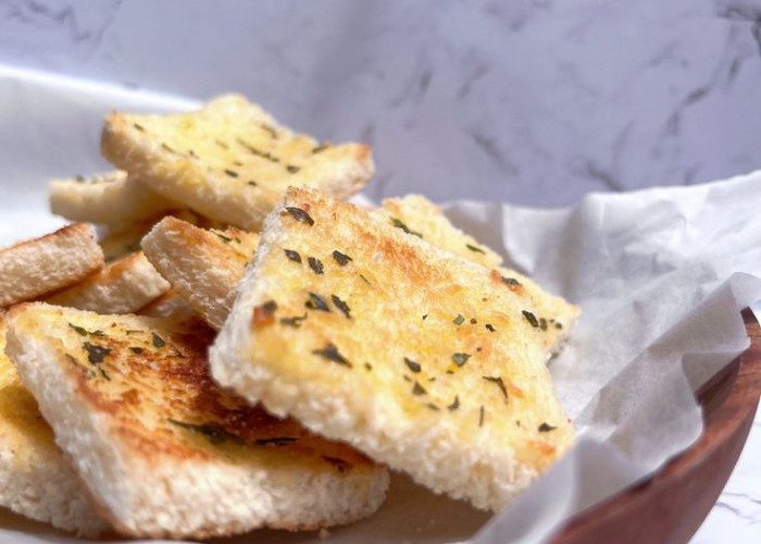 Praktis dan Anti-Gagal, Begini Cara Bikin Garlic Bread Mewah Bermodal Roti Tawar Teflon