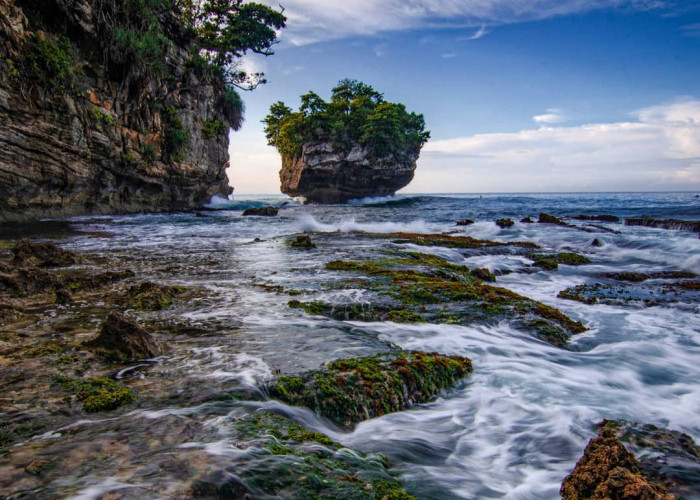 Menyusuri Surga Tersembunyi Banten di Pantai Karang Bokor Sawarna