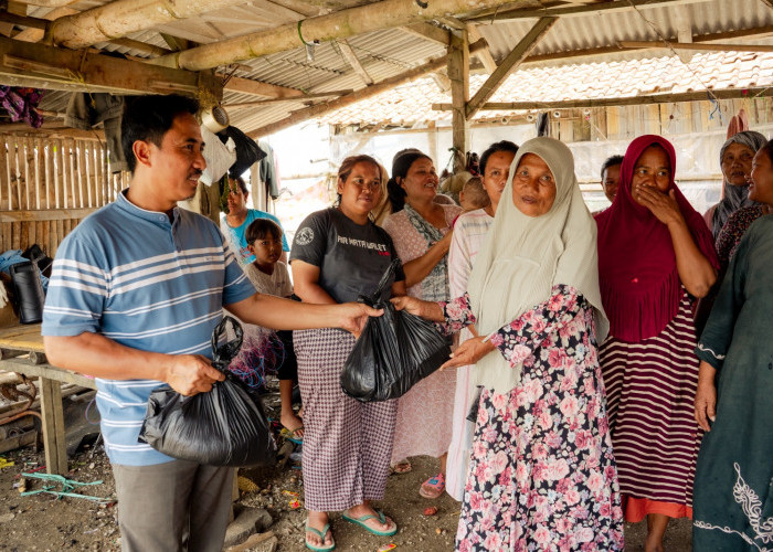 Nelayan Panimbang Banten Buktikan Solidaritas: Bagikan 900 Paket Sembako di Tengah Cuaca Buruk