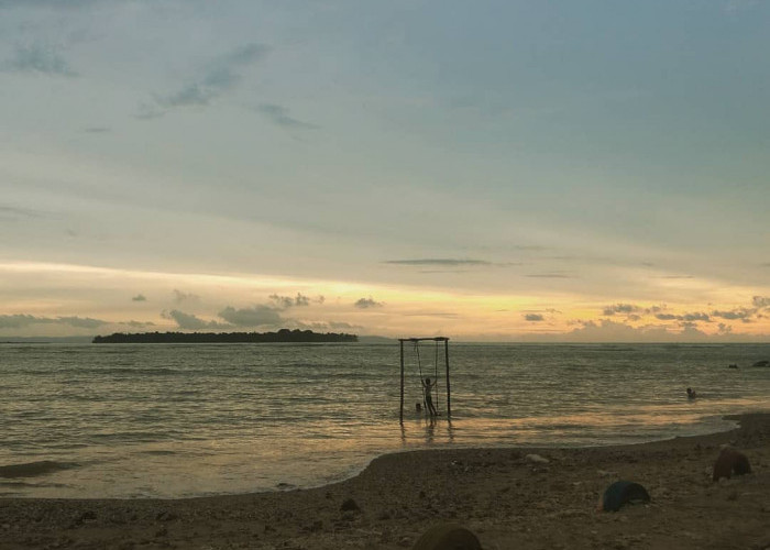 Menikmati Senja di Pantai Ceria, Sudut Manis di Pandeglang Buat Kamu yang Butuh Healing Tipis-tipis