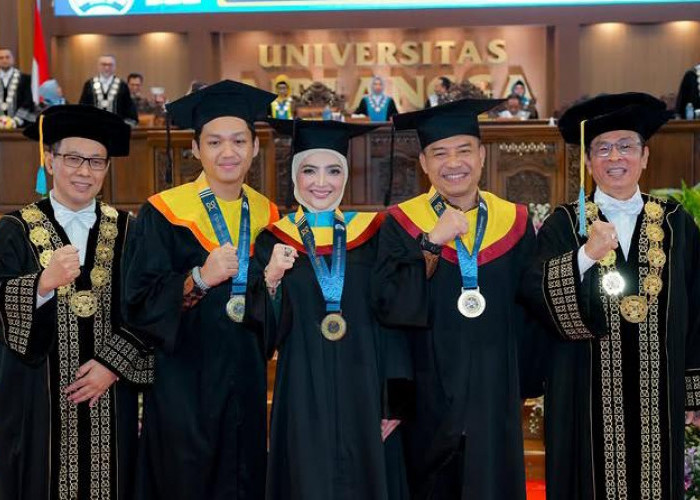 Anang, Ashanty, Azriel Kompak Wisuda Bareng di Unair, Berapa IPK Mereka?