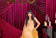 Gaya Glamor Aqeela Calista di Ultah ke-18, Nude-Gold Berpadu Feather Coat
