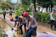 Polda Banten Turunkan Ditsamapta, Bersihkan Lumpur Pascabanjir Desa Sukamaju