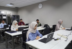 Belasan Calon Mahasiswa Mengikuti Tes Potensi Akademik dan Wawancara Untuk Mendapatkan Beasiswa Tangerang Gemi