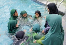 Kegiatan Renang Bersama Siswa dan Guru MI Fahmil Qur'an di Waterboom Tembong Jaya Berlangsung Meriah