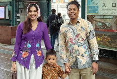 Liburan Keluarga ke Jepang, Arie Kriting dan Indah Permatasari Pilih Kenakan Batik-Kebaya Saat Jelajahi Museum