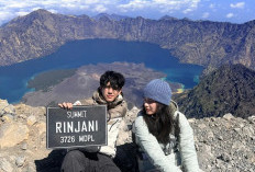 Potret Callista Arum dan Abun Sungkar Mendaki Gunung Rinjani 3726 MDPL