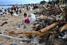 TNI dan Pelajar Bersihkan Pantai Kuta Usai Prabowo Sentil Masalah Sampah di Bali