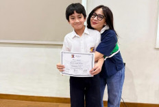 Bikin Bangga Orang Tua, Rafathar Terima Penghargaan Bidang Sepak Bola dari Sekolah
