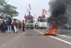 Peringatan HUT ke-26 Banten Diwarnai Unjuk Rasa Mahasiswa di Gedung DPRD