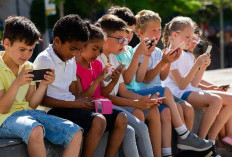 Nongkrong Tapi Malah Sibuk Main Hp Sendiri Fenomena Phubbing yang Mengancam Interkasi Sosial