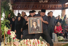 Diantar Megawati, Jenazah Guruh Soekarnoputra Tiba di TPU Karet Bivak