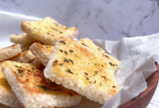 Praktis dan Anti-Gagal, Begini Cara Bikin Garlic Bread Mewah Bermodal Roti Tawar Teflon